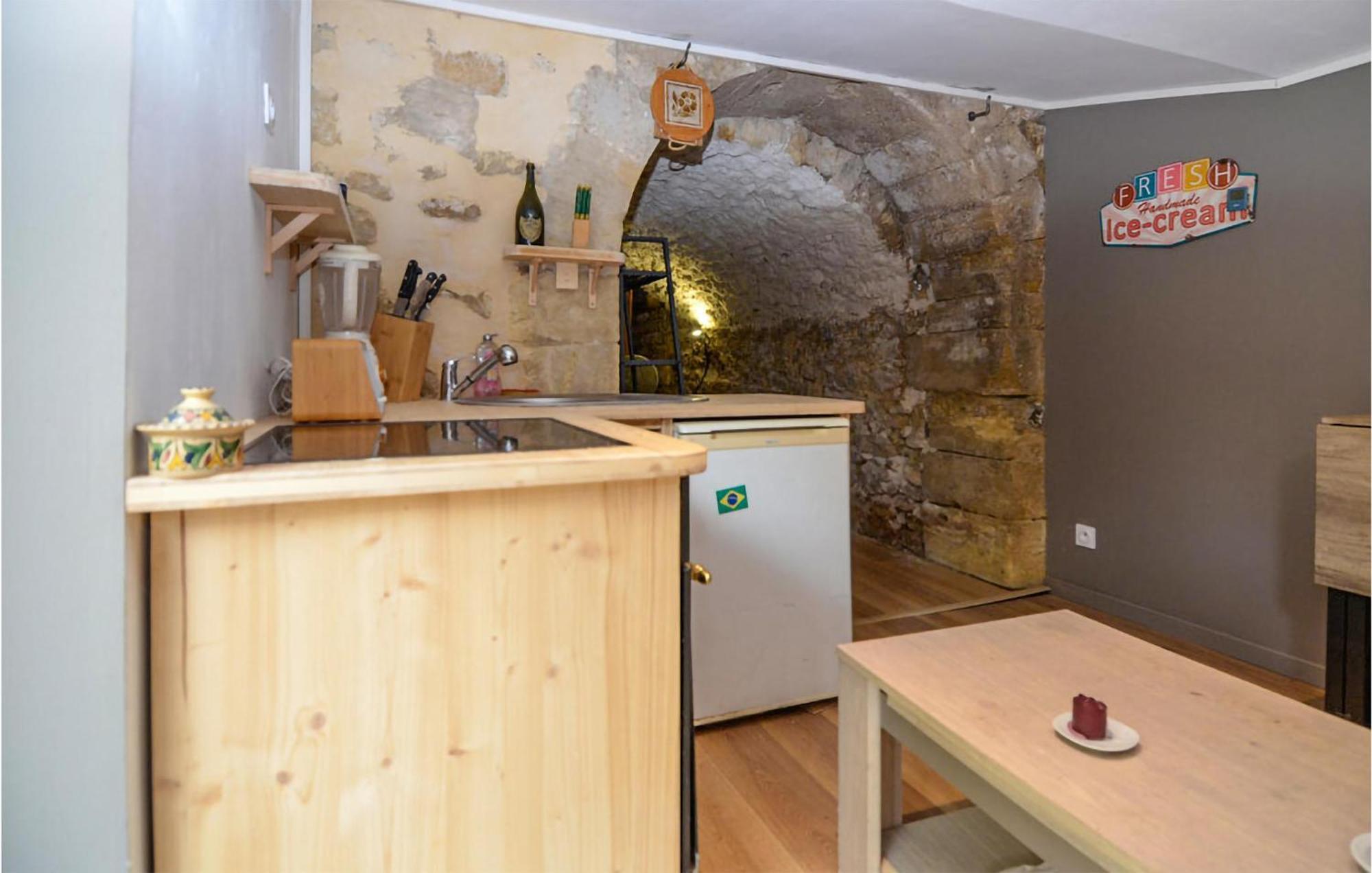 Awesome Apartment In Pujaut With Swimming Pool Buitenkant foto