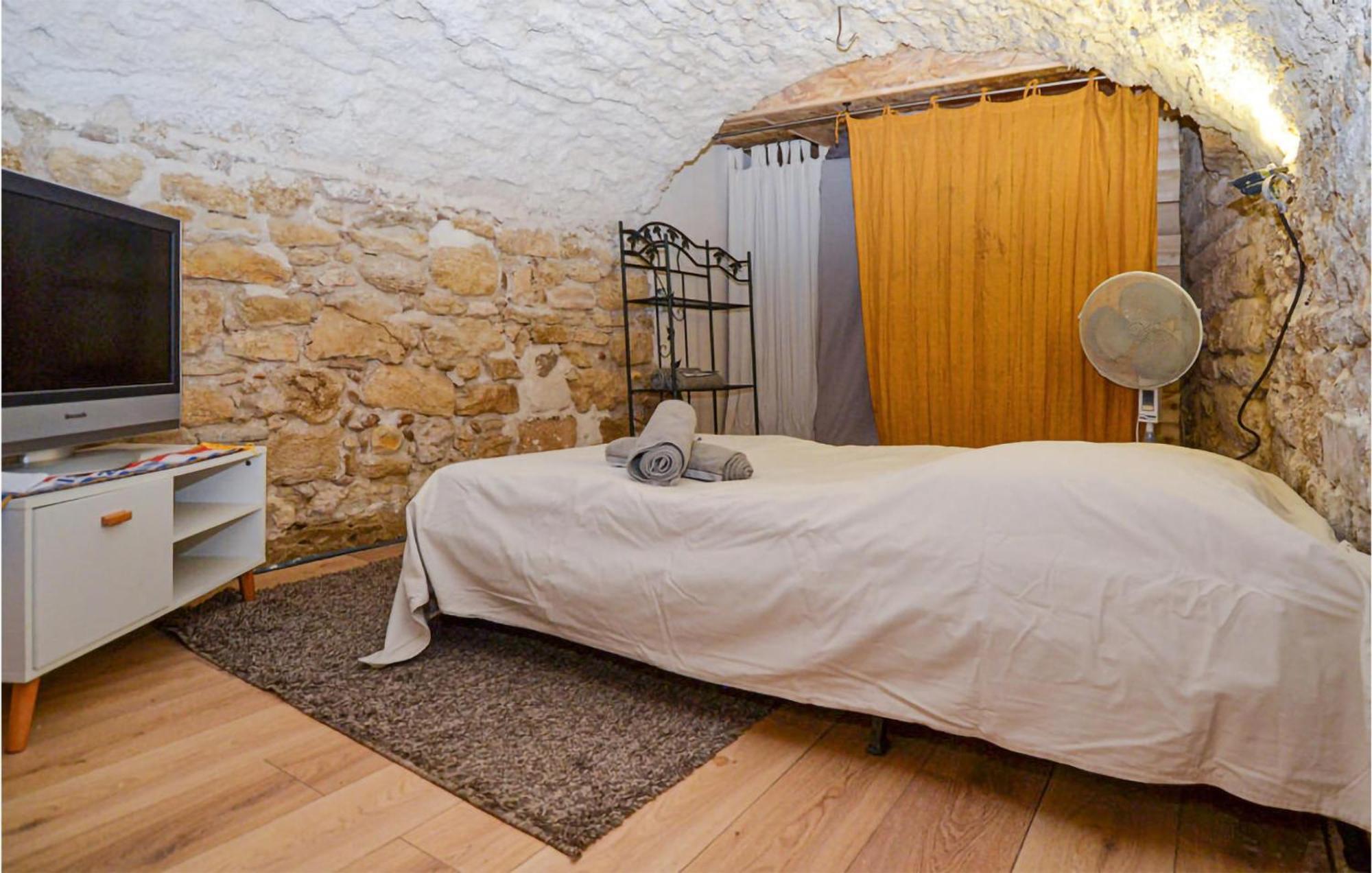 Awesome Apartment In Pujaut With Swimming Pool Buitenkant foto