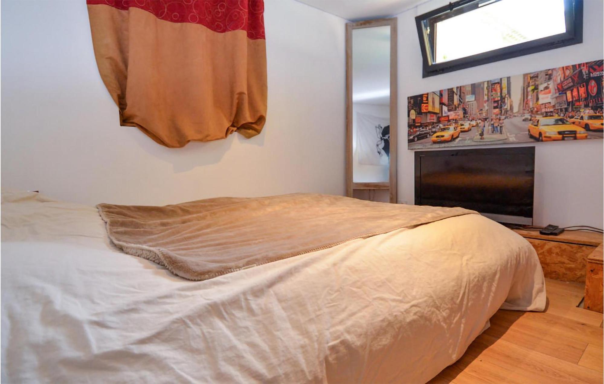 Awesome Apartment In Pujaut With Swimming Pool Buitenkant foto